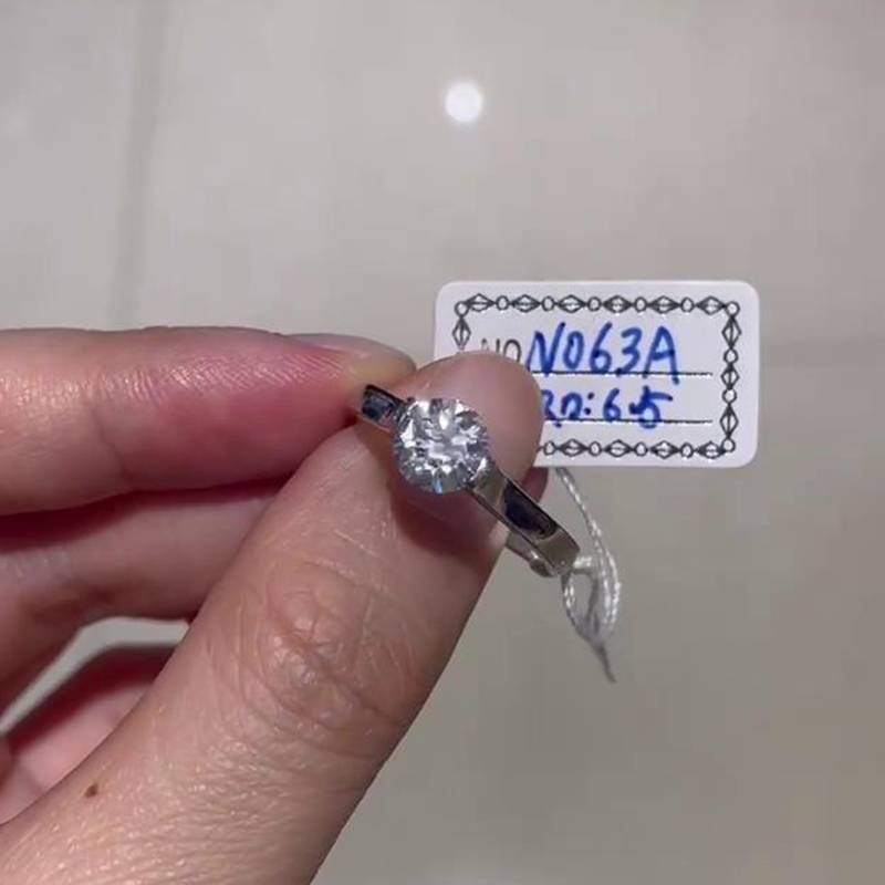 简约时尚圆形女戒S925银镀白金定制主石莫桑钻1.0ct
